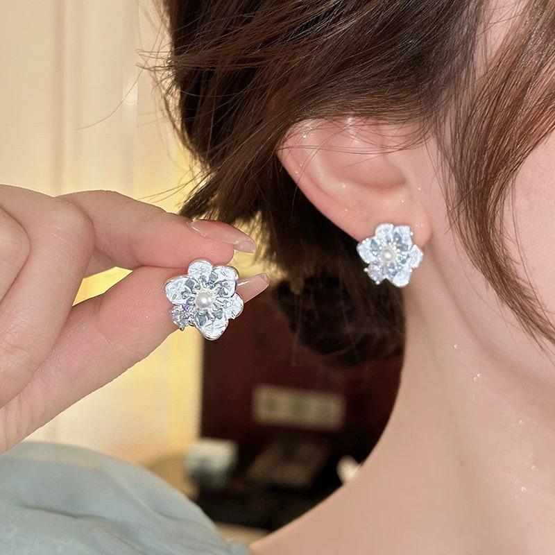 Delicate crystal pearl flower ear clips spring and summer without ear piercings super fairy small fresh and sweet earrings female design sense niche
Delicate crystal pearl flower ear clips spring and summer without ear piercings super fairy small fresh and sweet earrings female design sense niche