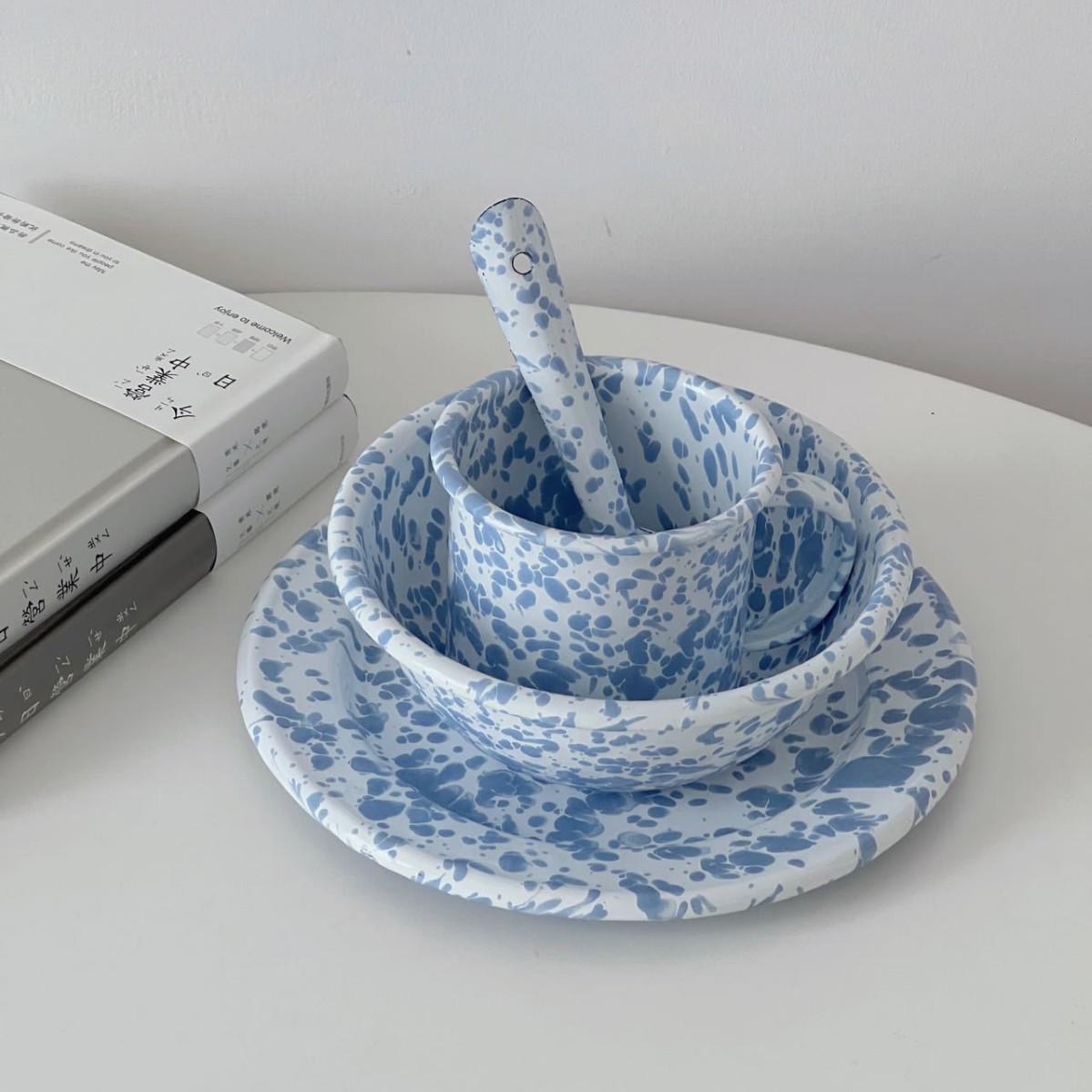 Набір емальованого посуду в ретро-стилі з бризками: Сніданкова тарілка, миска для йогурту/пластівців, кухоль, чашка та блюдце. Spoon дитини синього кольору
Набір емальованого посуду в ретро-стилі з бризками: Сніданкова тарілка, миска для йогурту/пластівців, кухоль, чашка та блюдце. Spoon дитини синього кольору