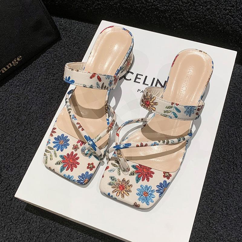Mezzanine women s 2025 summer new cool slippers, fashionable women s pinch slippers, French small high-heeled sandals 40
Mezzanine women s 2025 summer new cool slippers, fashionable women s pinch slippers, French small high-heeled sandals 40