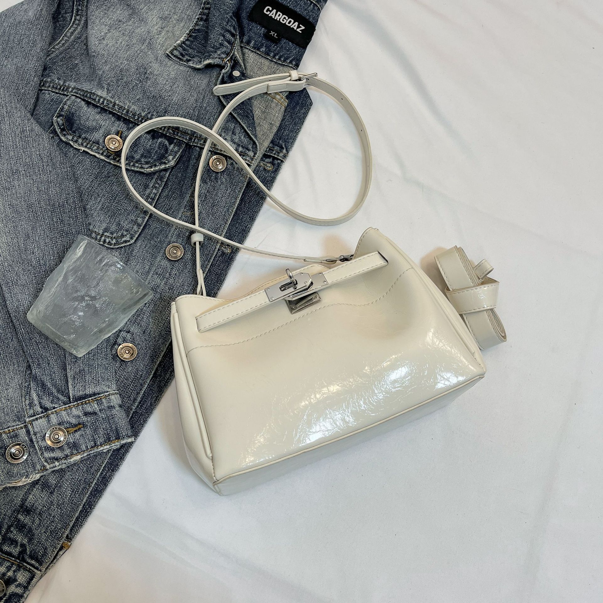 Korean niche handbag women s 2025 new autumn and winter retro fashion tote bag versatile commuter oblique span bag One Size
Korean niche handbag women s 2025 new autumn and winter retro fashion tote bag versatile commuter oblique span bag One Size