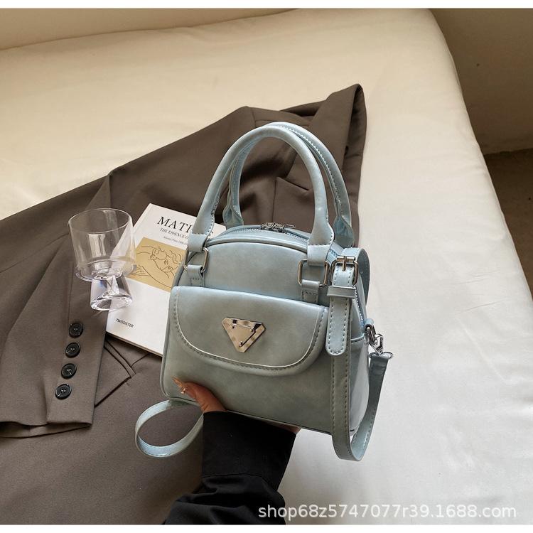 2025 New Solid Color Handbag Korean Version Gold Niche Design Shoulder Bag Women s Cabbage Basket Bag Commuter Crossbody Bag синий
2025 New Solid Color Handbag Korean Version Gold Niche Design Shoulder Bag Women s Cabbage Basket Bag Commuter Crossbody Bag синий