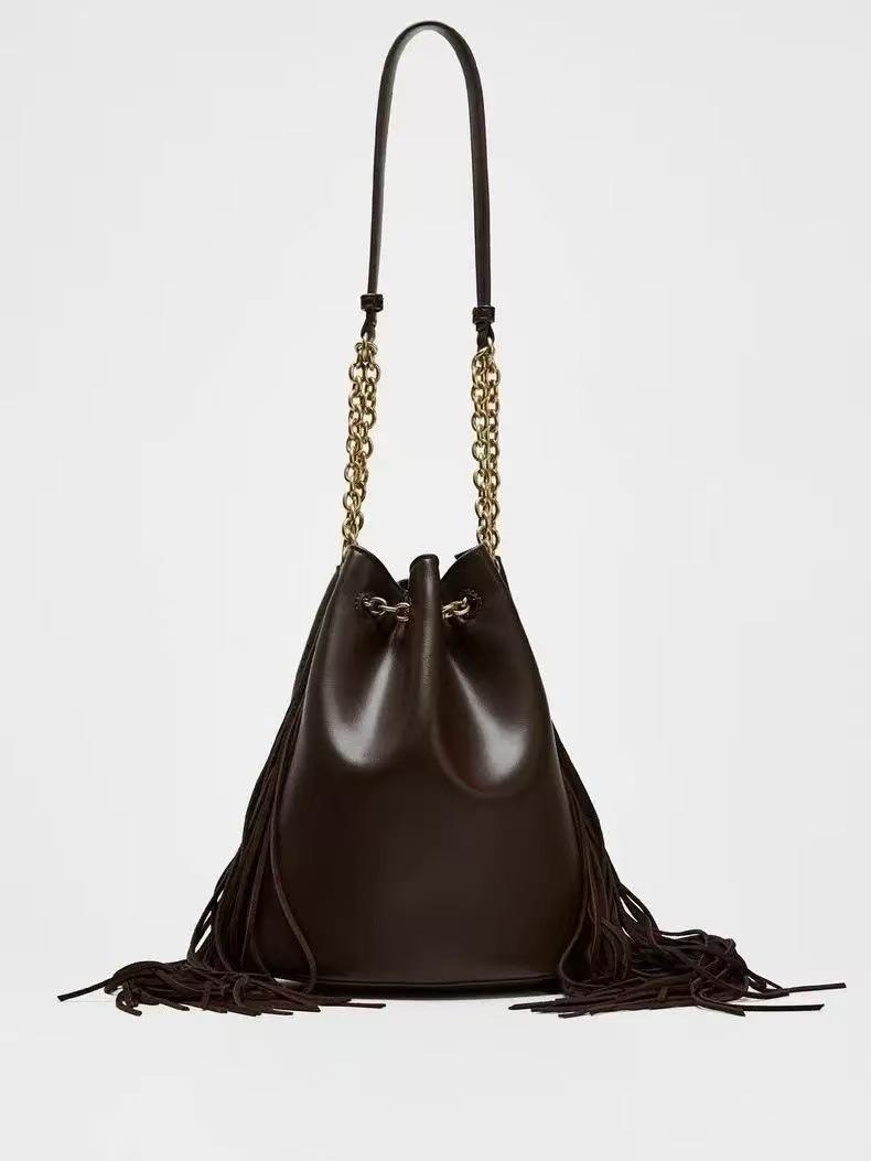 Fashion Long Tassel Bucket Bag Luxury Designer Handbag and Purses Chains Drawstring Shoulder Bag Soft PU Leather Sling Bags 25x20.5x15CM
Fashion Long Tassel Bucket Bag Luxury Designer Handbag and Purses Chains Drawstring Shoulder Bag Soft PU Leather Sling Bags 25x20.5x15CM