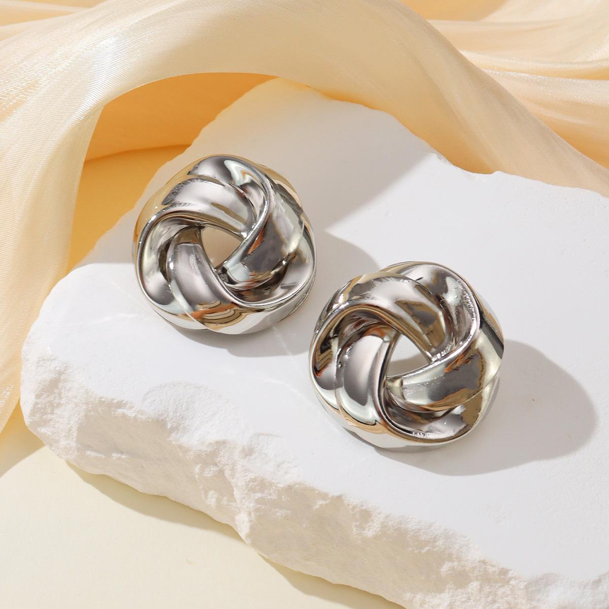 Шикарные геометрические металлические клипсы для ушей: Модный, Нишевый Дизайн, Не Требуется Пирсинг
Шикарные геометрические металлические клипсы для ушей: Модный, Нишевый Дизайн, Не Требуется Пирсинг