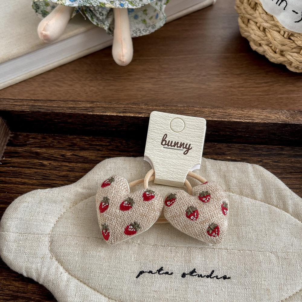 Korean Strawberry Love Hairpin Retro Girl Hairband High Sense Bangs Duck Bill Clip Versatile Headgear Hairpin Hair Accessories
Korean Strawberry Love Hairpin Retro Girl Hairband High Sense Bangs Duck Bill Clip Versatile Headgear Hairpin Hair Accessories