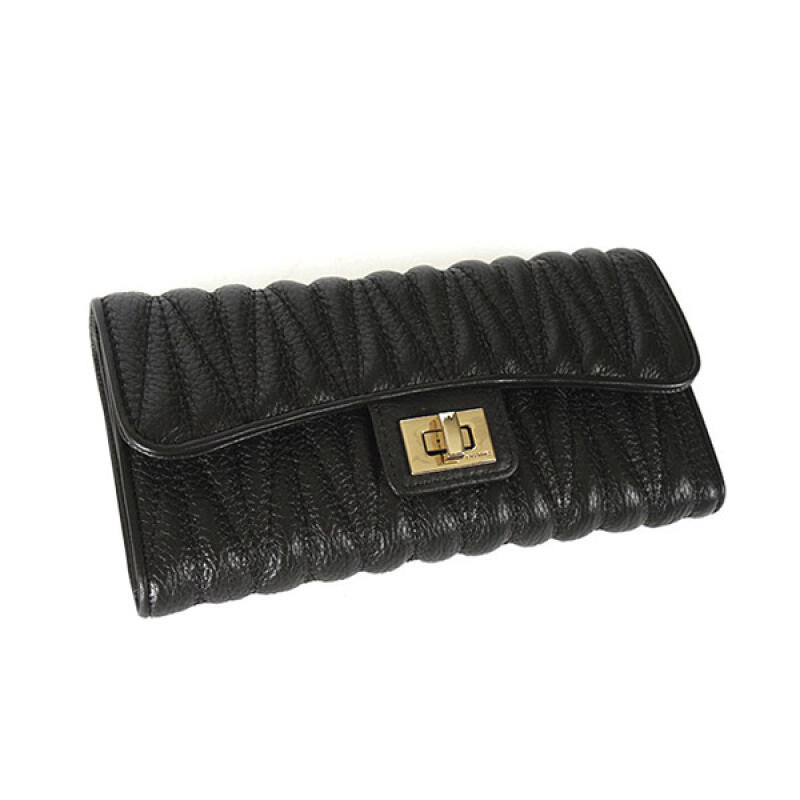 Cowhide quilted stitch long wallet black
Cowhide quilted stitch long wallet black
