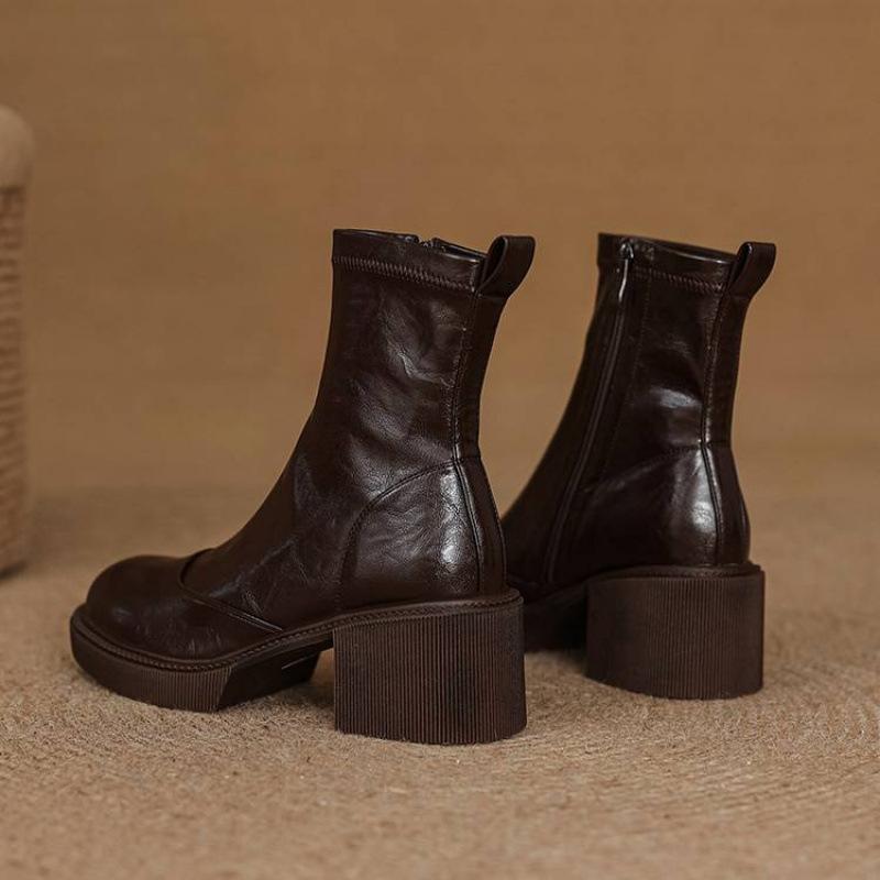 Новые женские ботинки Мартин из воловьей кожи на универсальном среднем каблуке, с круглым носком, на резиновой платформе, большого размера, на квадратном каблуке, осенне-зимние, с низким голенищем, короткие ботинки 39
Новые женские ботинки Мартин из воловьей кожи на универсальном среднем каблуке, с круглым носком, на резиновой платформе, большого размера, на квадратном каблуке, осенне-зимние, с низким голенищем, короткие ботинки 39