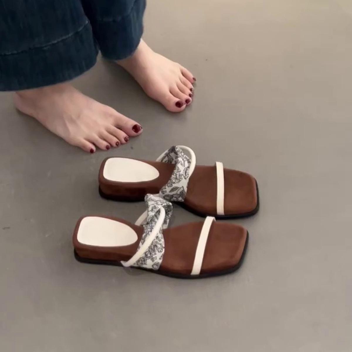 Thick bottom slope heel square head with slippers women wear retro temperament open toe with skirt cool slippers 40 бежевый
Thick bottom slope heel square head with slippers women wear retro temperament open toe with skirt cool slippers 40 бежевый