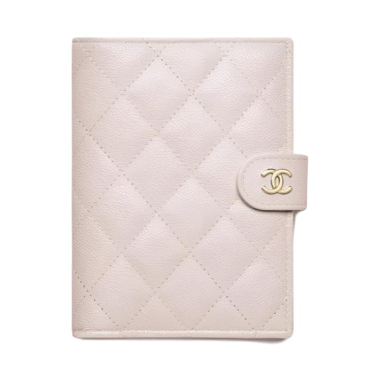 Chanel 25K Classic Double C Logo Quilted Glossy Grain Calfskin Passport Holder Small Women accessories Light-Pink AP3791-B10583-U3645 Gift Set(Basic Set+Box+Shopping Bag)
Chanel 25K Classic Double C Logo Quilted Glossy Grain Calfskin Passport Holder Small Women accessories Light-Pink AP3791-B10583-U3645 Gift Set(Basic Set+Box+Shopping Bag)