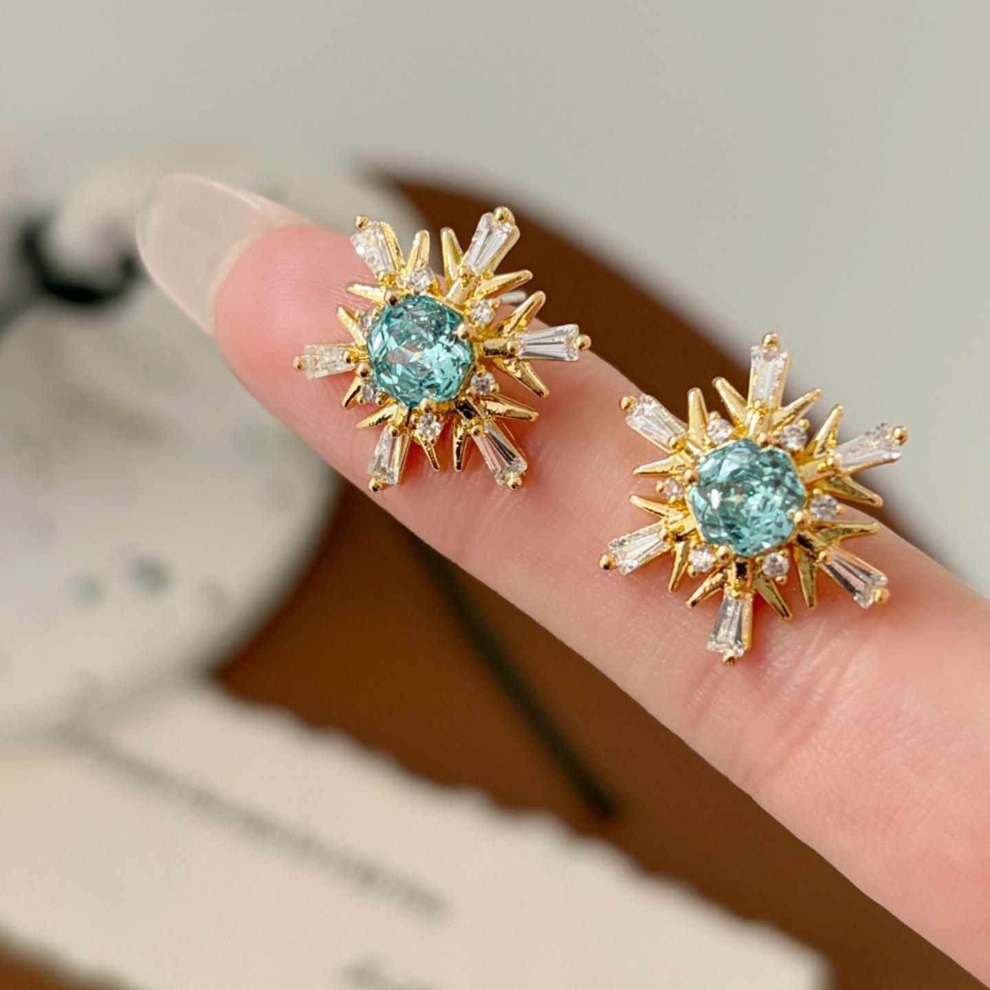 Fresh Snowflake S925 Silver Needle Stud Earrings – Stylish, High-End Autumn/Winter Accessory
Fresh Snowflake S925 Silver Needle Stud Earrings – Stylish, High-End Autumn/Winter Accessory