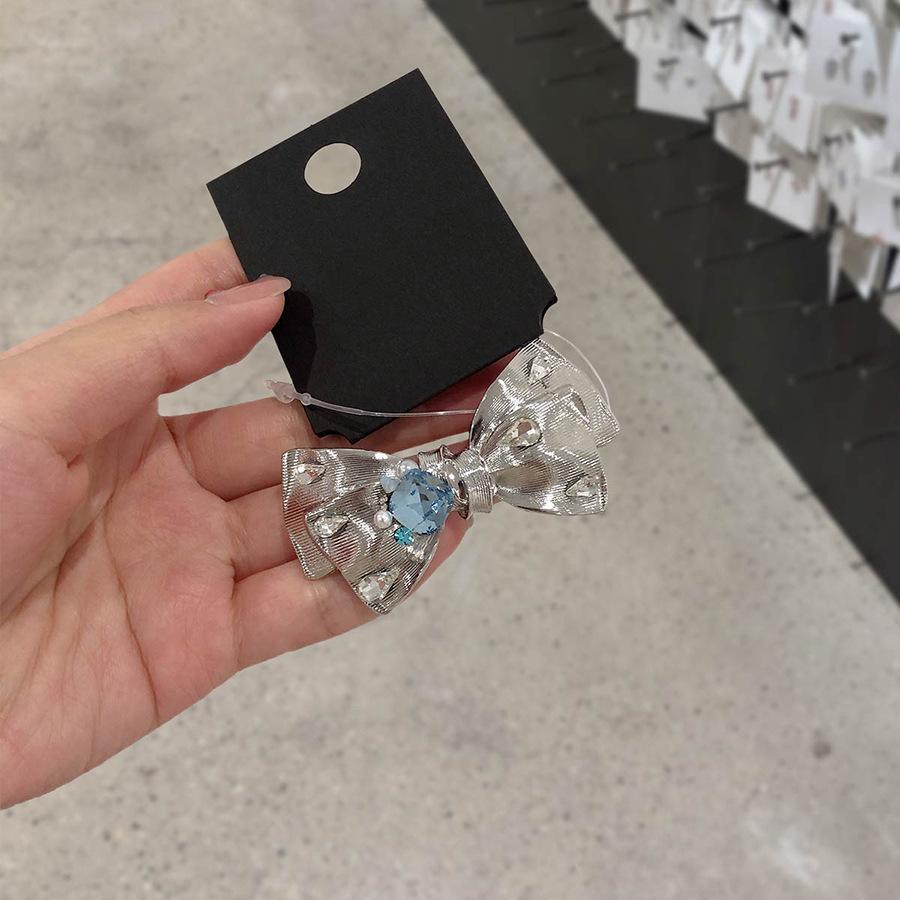 Diamond-encrusted pearl bow hairpin, simple niche high-end hair accessories, fashionable, sweet and versatile temperament jewelry
Diamond-encrusted pearl bow hairpin, simple niche high-end hair accessories, fashionable, sweet and versatile temperament jewelry