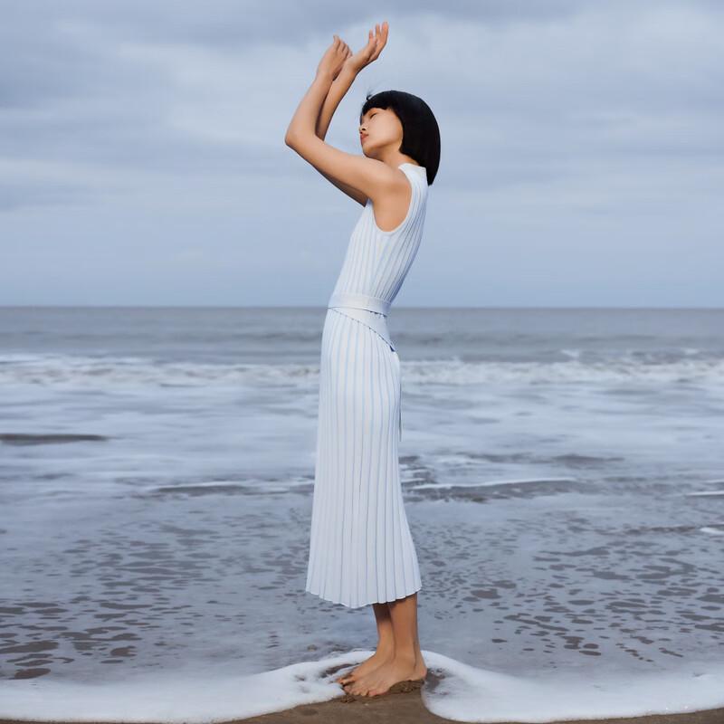 OVVOVV V-Neck Stripe A-line Knit Dress M (160/84A)
OVVOVV V-Neck Stripe A-line Knit Dress M (160/84A)