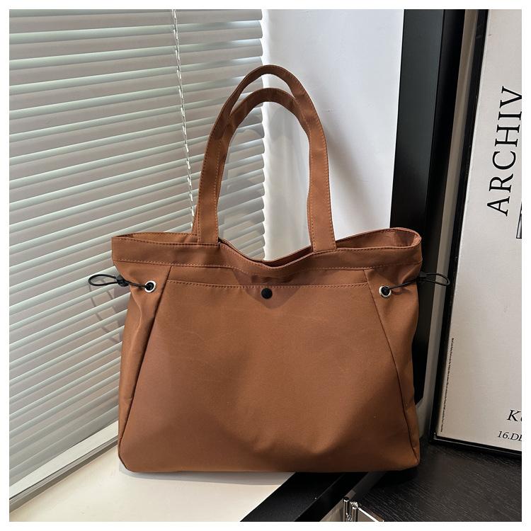 Новый плиссированный ремешок популярен в этом году, летняя подвеска большой вместимости, однотонная плечевая сумка-тоут через плечо.
Новый плиссированный ремешок популярен в этом году, летняя подвеска большой вместимости, однотонная плечевая сумка-тоут через плечо.