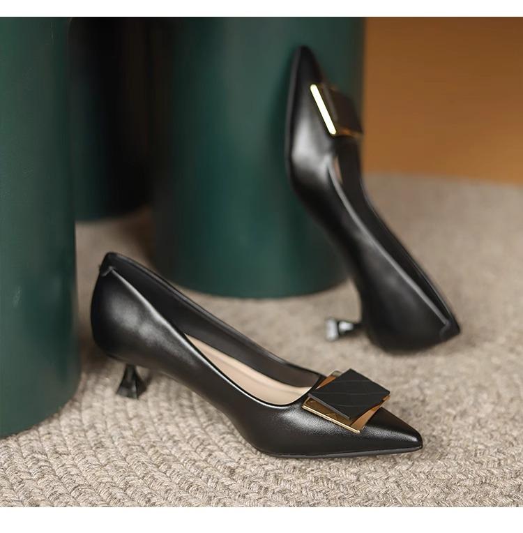 Белая темпераментная нишевая французская обувь на высоком каблуке для женщин, весна-осень 2025 года, новые рабочие туфли, тонкие каблуки, не натирающие ноги, остроносые туфли 41
Белая темпераментная нишевая французская обувь на высоком каблуке для женщин, весна-осень 2025 года, новые рабочие туфли, тонкие каблуки, не натирающие ноги, остроносые туфли 41