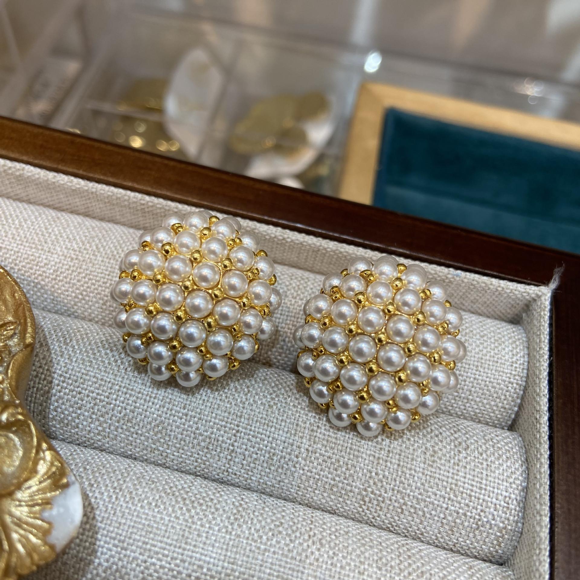 Серьги-игл S925 Silver Needle Light Luxury Универсальные элегантные серьги с круглым кольцом из жемчуга Модные легкие роскошные серьги из меди с золотым покрытием для женщин
Серьги-игл S925 Silver Needle Light Luxury Универсальные элегантные серьги с круглым кольцом из жемчуга Модные легкие роскошные серьги из меди с золотым покрытием для женщин