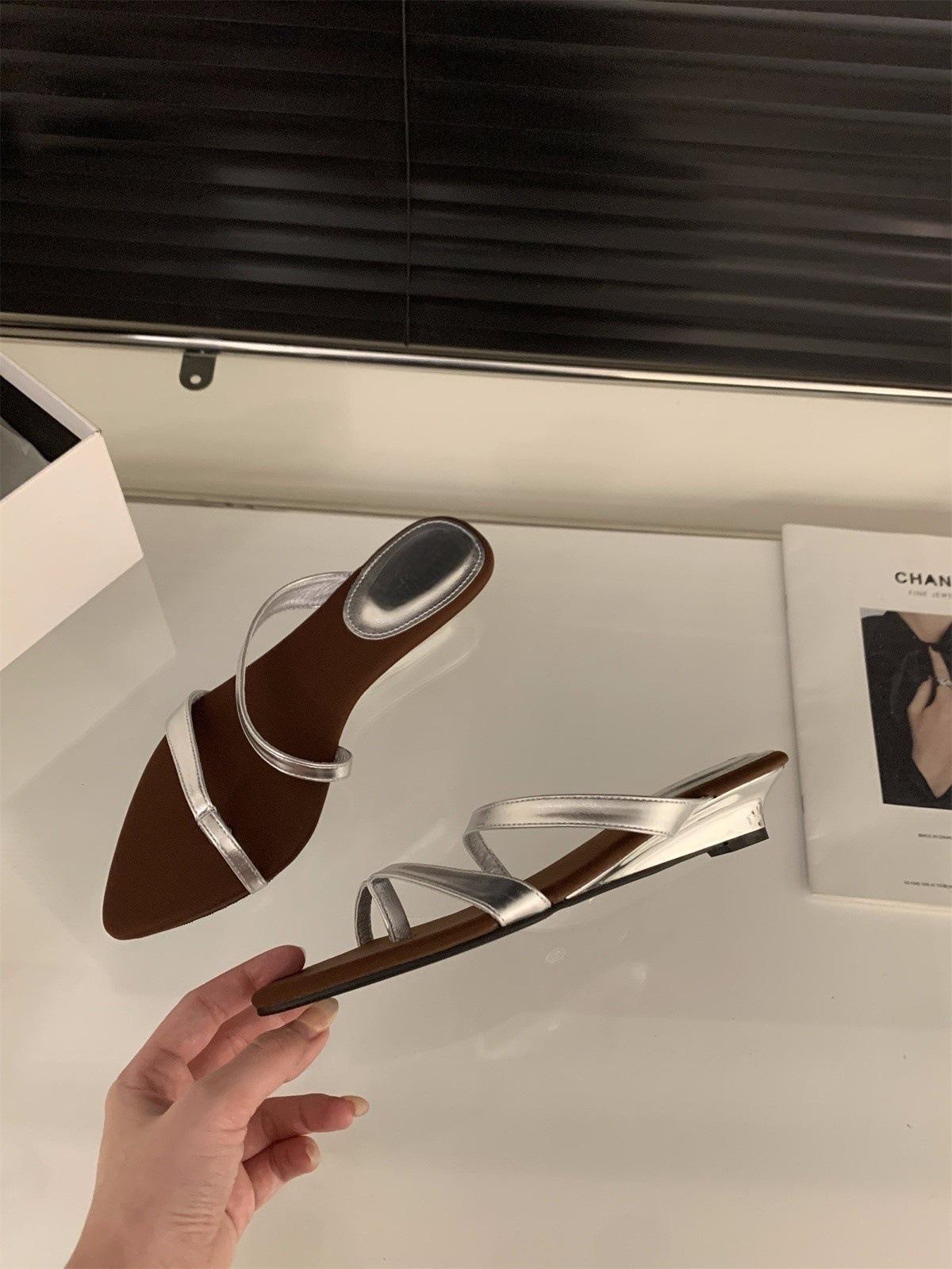 Клиновидный каблук с закрытым носком французские маленькие крутые тапочки обувь феи 2025 новая летняя обувь нишевые тонкие ремешки римские сандалии 39
Клиновидный каблук с закрытым носком французские маленькие крутые тапочки обувь феи 2025 новая летняя обувь нишевые тонкие ремешки римские сандалии 39