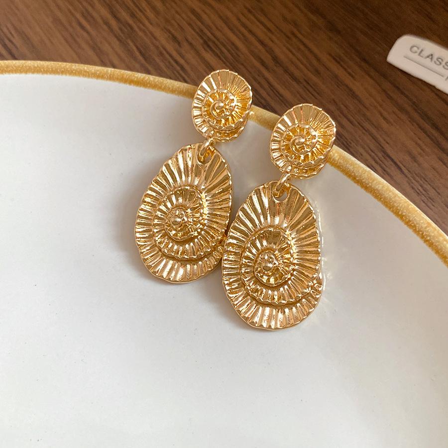 European and American silver needle oval pattern earrings, new fashionable simple stud earrings, light luxury high-end earrings
European and American silver needle oval pattern earrings, new fashionable simple stud earrings, light luxury high-end earrings