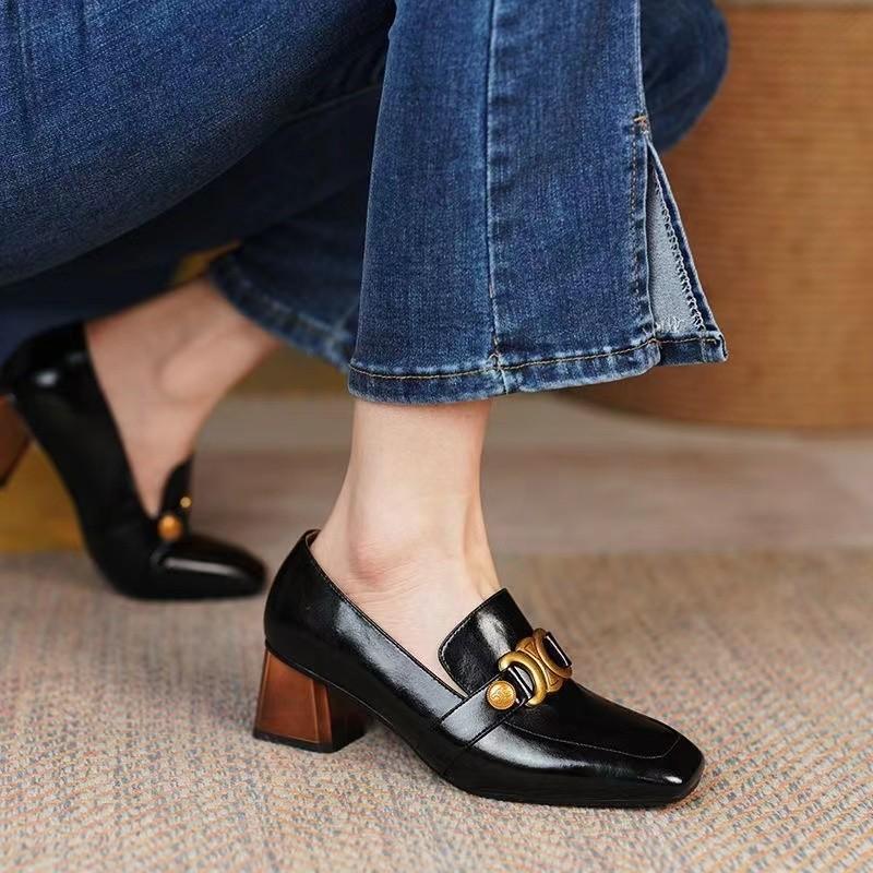 High heels women s spring and autumn new thick heel soft leather square head small leather shoes 35 чорний
High heels women s spring and autumn new thick heel soft leather square head small leather shoes 35 чорний