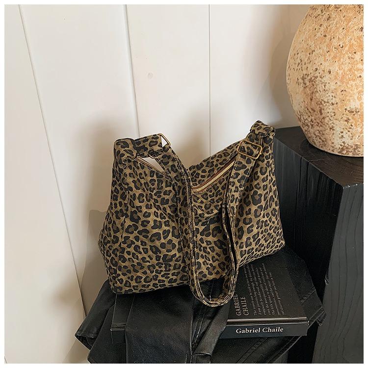 European and American fashi versatile leopard print new autumn and winter large-capacity tote bag women s commuting leisure pe хаки
European and American fashi versatile leopard print new autumn and winter large-capacity tote bag women s commuting leisure pe хаки