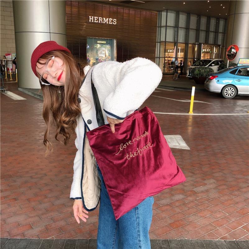 Тканевая сумка, новая бархатная сумка, женская ретро сумка через плечо, большая сумка с вышивкой ветровых букв бордовый
Тканевая сумка, новая бархатная сумка, женская ретро сумка через плечо, большая сумка с вышивкой ветровых букв бордовый