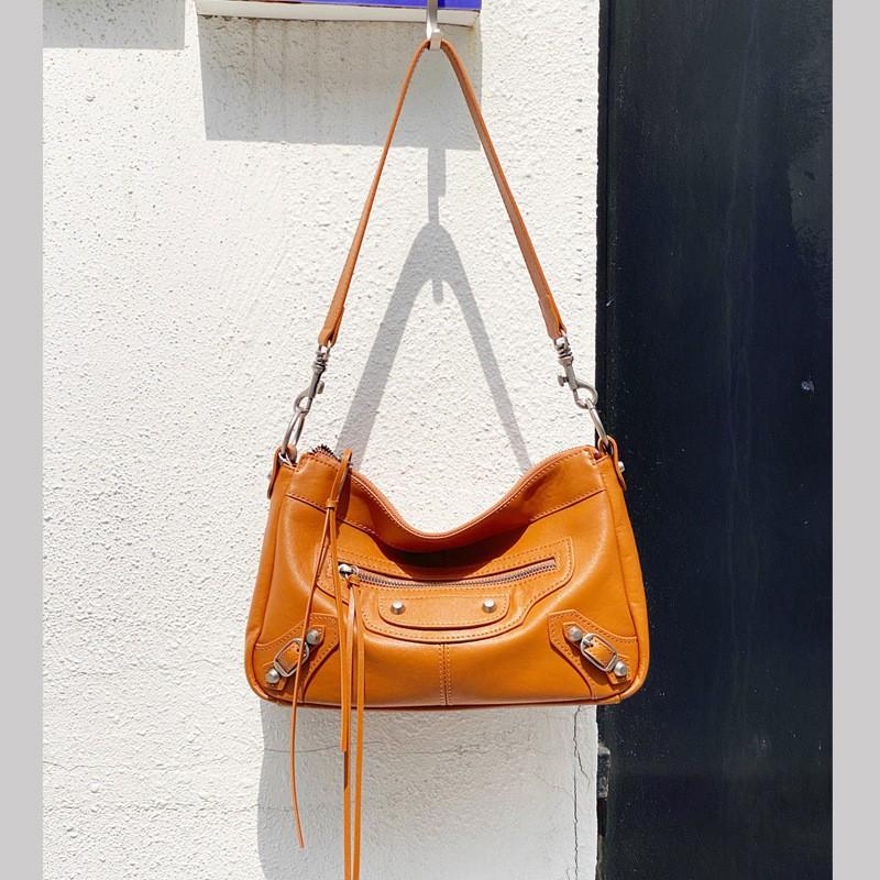 Top Layer Vegetable Tanned Cowhide Bajia Rivet Locomotive Bag Tote High-end Large-capacity Single-shoulder Cross-body Women 28x9x19CM
Top Layer Vegetable Tanned Cowhide Bajia Rivet Locomotive Bag Tote High-end Large-capacity Single-shoulder Cross-body Women 28x9x19CM