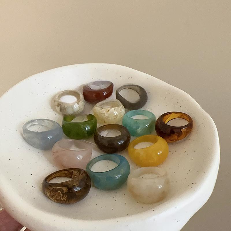 Smudge resin geometric oval ring simple and fashionable personalized index finger ring versatile niche high-end jewelry
Smudge resin geometric oval ring simple and fashionable personalized index finger ring versatile niche high-end jewelry