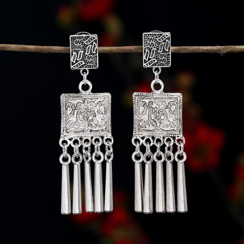 Ретро персонализированные серьги-пусеты с бахромой из тибетского серебра, длинные темпераментные универсальные серьги, преувеличенные металлические серьги для отпуска, женские
Ретро персонализированные серьги-пусеты с бахромой из тибетского серебра, длинные темпераментные универсальные серьги, преувеличенные металлические серьги для отпуска, женские