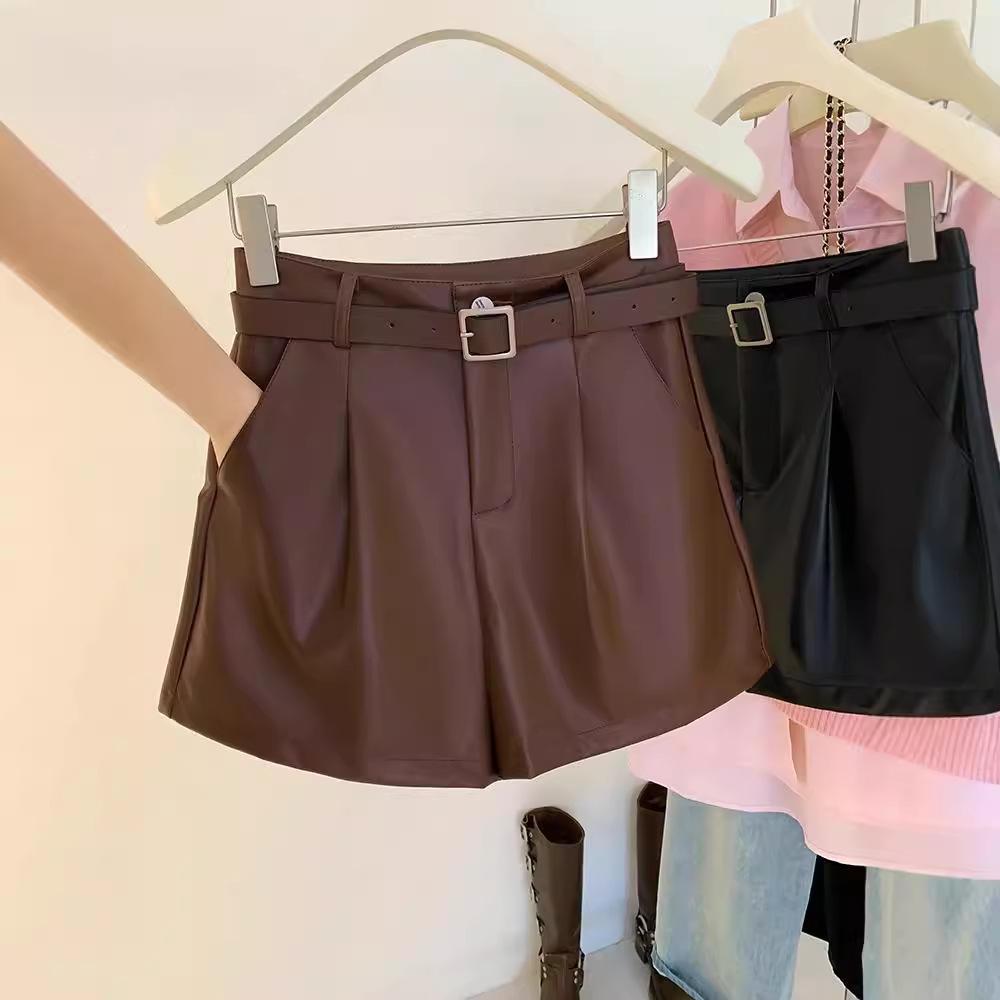 Women s 2024 Autumn Black PU Leather High-Waist Wide-Leg Shorts: Fashionable, Versatile, and Slimming. 3XL (148-158 lbs)
Women s 2024 Autumn Black PU Leather High-Waist Wide-Leg Shorts: Fashionable, Versatile, and Slimming. 3XL (148-158 lbs)