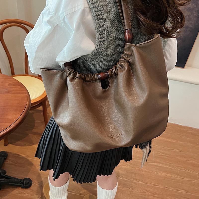 Premium sense retro large-capacity bag women s 2025 new casual versatile shoulder bag tote bucket bag 36*11*33 коричневый
Premium sense retro large-capacity bag women s 2025 new casual versatile shoulder bag tote bucket bag 36*11*33 коричневый