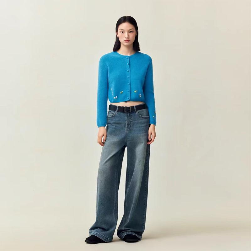 Кардиган Liu Wen из 100% шерсти с цветочной вышивкой и колор-блоком - Игривый круглый вырез, длинный рукав, короткий свитер. Medium синий
Кардиган Liu Wen из 100% шерсти с цветочной вышивкой и колор-блоком - Игривый круглый вырез, длинный рукав, короткий свитер. Medium синий