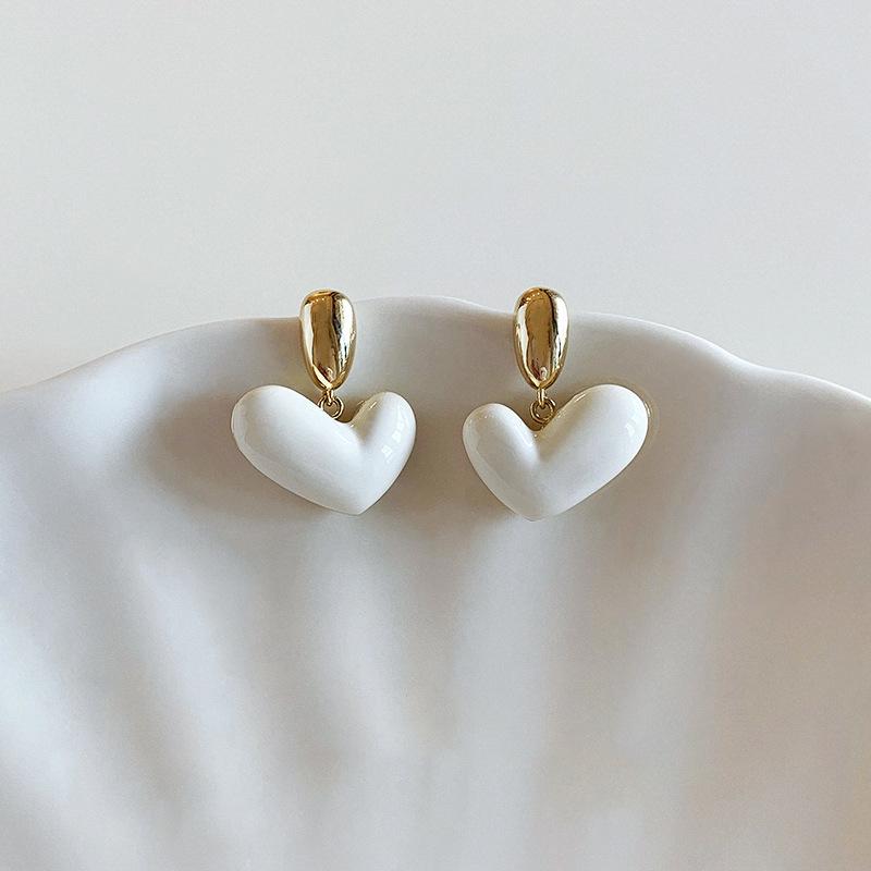 Oil drop love pendant earrings light luxury niche design temperament versatile stud earrings simple fashion exquisite earrings
Oil drop love pendant earrings light luxury niche design temperament versatile stud earrings simple fashion exquisite earrings