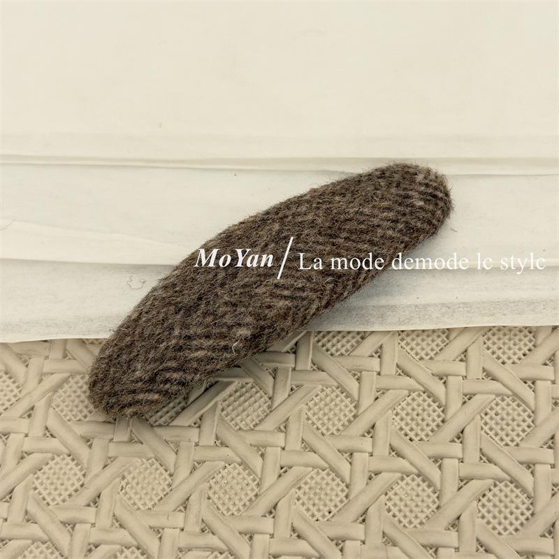 Fashionable Retro Oval Hairpin for Styling Voluminous Bangs and Securing Loose Hair At The Back of The Head колір темно кави
Fashionable Retro Oval Hairpin for Styling Voluminous Bangs and Securing Loose Hair At The Back of The Head колір темно кави