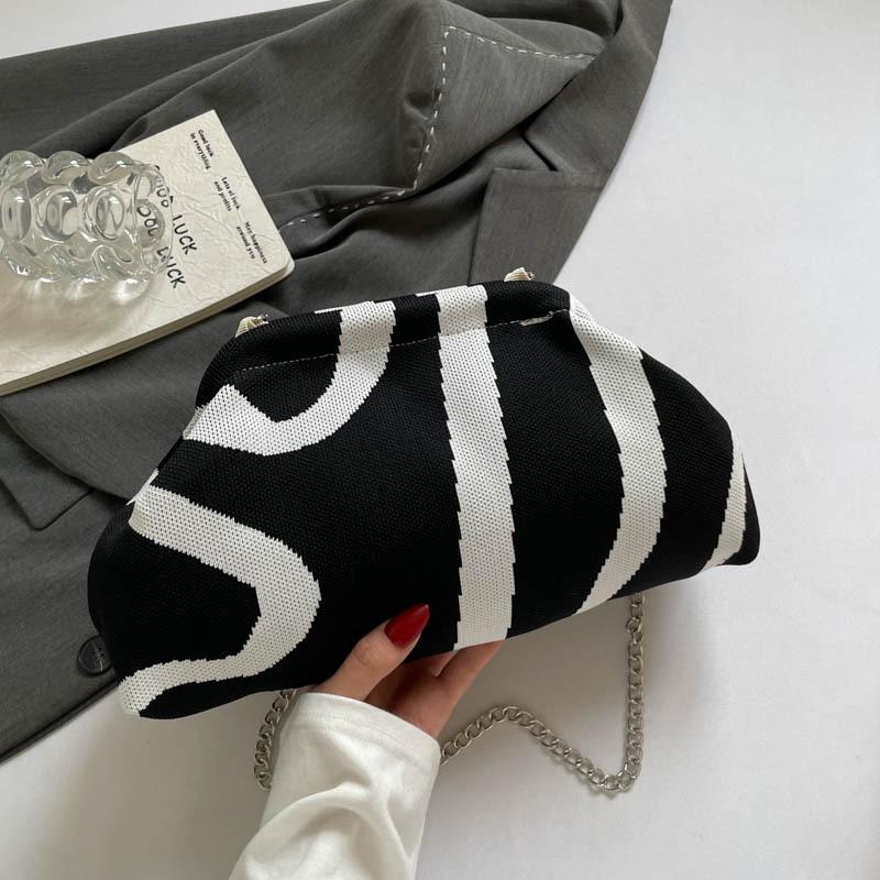 Autumn new women s striped shoulder messenger bag girls commuting high value striped cloud bag women чорний
Autumn new women s striped shoulder messenger bag girls commuting high value striped cloud bag women чорний
