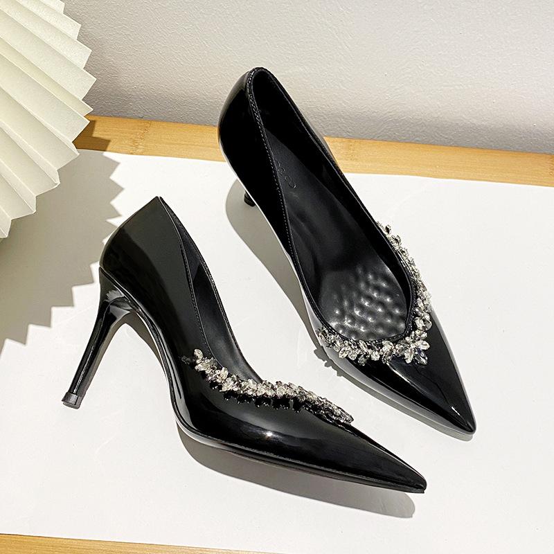 Autumn and winter new single shoes pointed chain rhinestone high heels patent leather black sexy thin heel shallow mouth 40
Autumn and winter new single shoes pointed chain rhinestone high heels patent leather black sexy thin heel shallow mouth 40