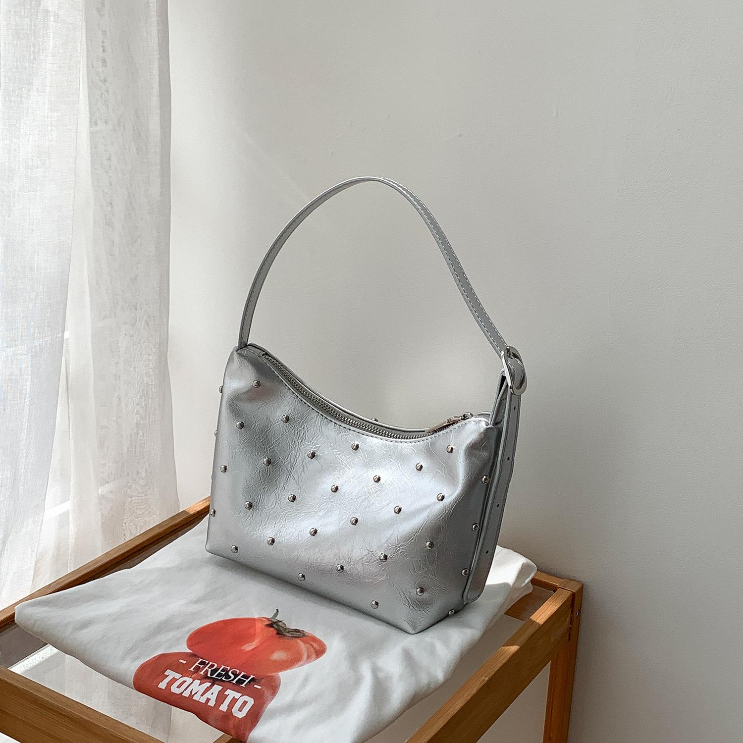 European and American Style Fashionable and Western-style Rivet Armpit Bag, Fashionable and High-end, Trendy and Cool, Personalized Handbag срібний
European and American Style Fashionable and Western-style Rivet Armpit Bag, Fashionable and High-end, Trendy and Cool, Personalized Handbag срібний