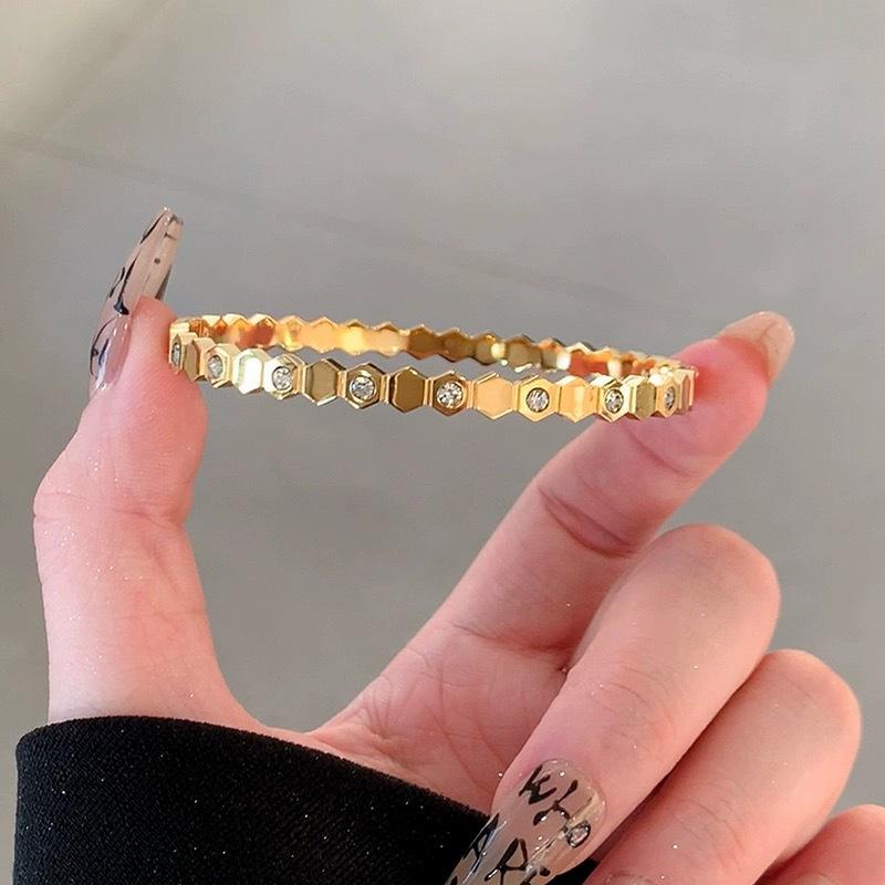 Sterling Silver Honeycomb Wave Diamond Bracelet for Women, 18K Gold Finish, Fashionable and Personalized, Niche Design
Sterling Silver Honeycomb Wave Diamond Bracelet for Women, 18K Gold Finish, Fashionable and Personalized, Niche Design