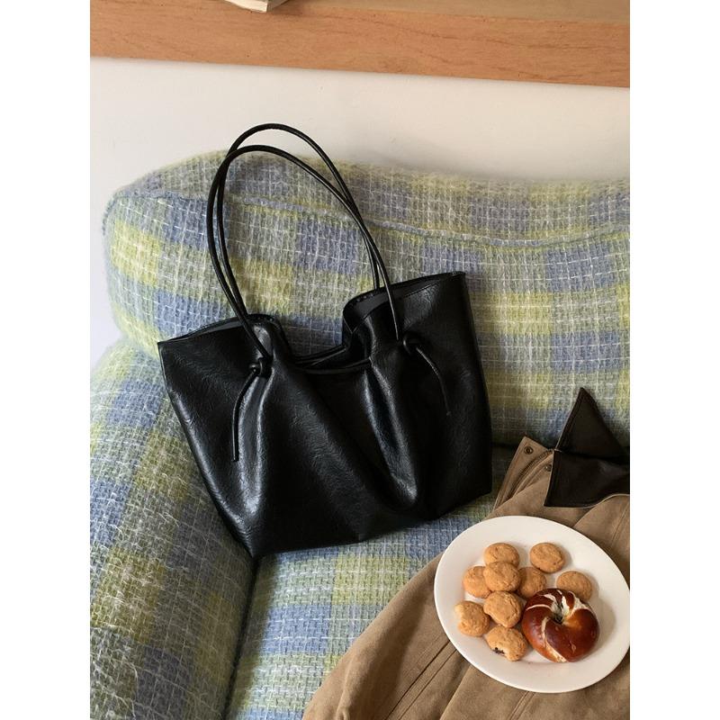Autumn and winter retro coffee strap tote bag women s simple large-capacity commuter shoulder bag fashion handbag чорний
Autumn and winter retro coffee strap tote bag women s simple large-capacity commuter shoulder bag fashion handbag чорний