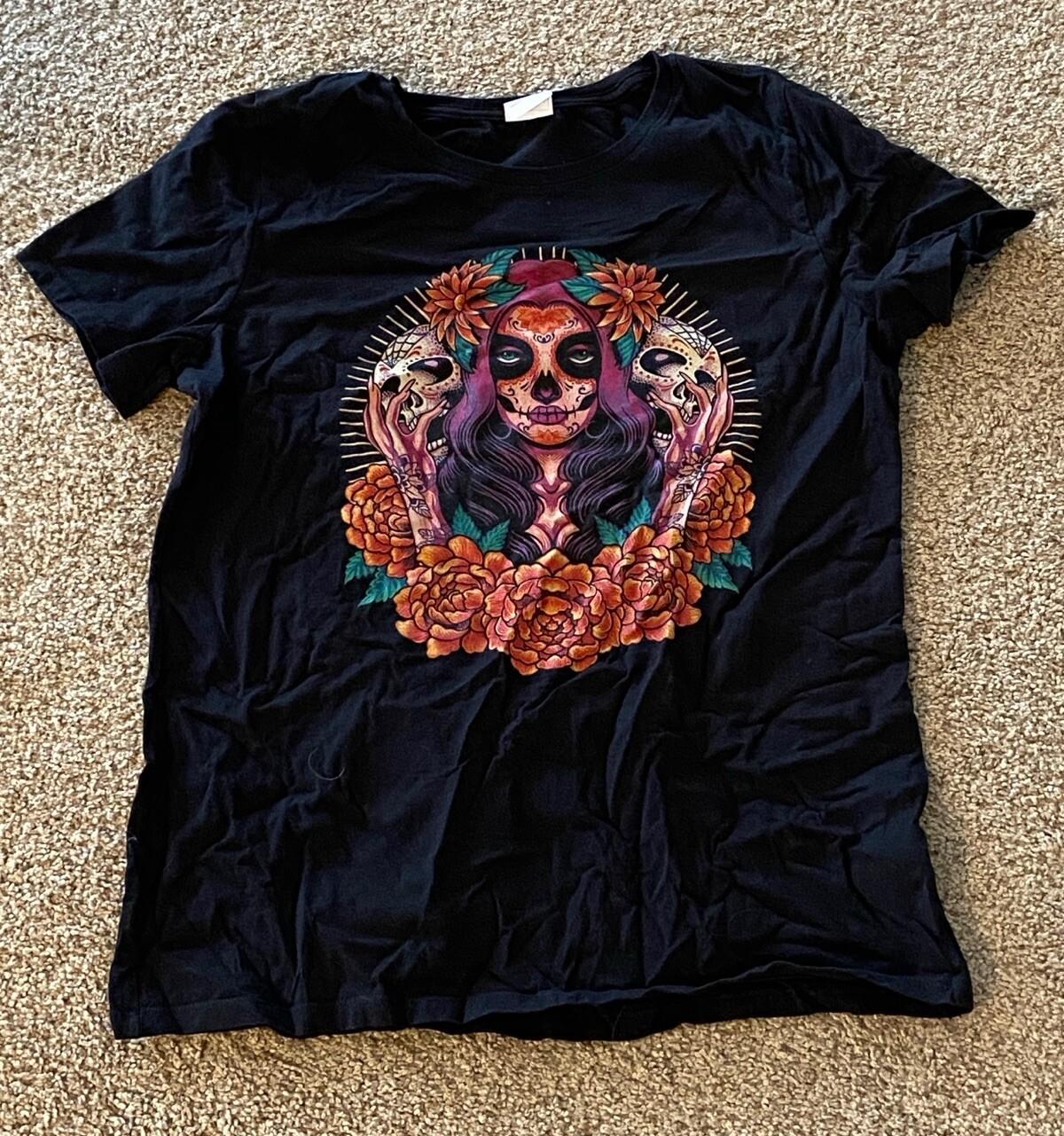 Day of the Dead Sugar Skull Girl Santa Muerte Womens Med T-Shirt 100% Cotton 5XL різнокольоровий
Day of the Dead Sugar Skull Girl Santa Muerte Womens Med T-Shirt 100% Cotton 5XL різнокольоровий