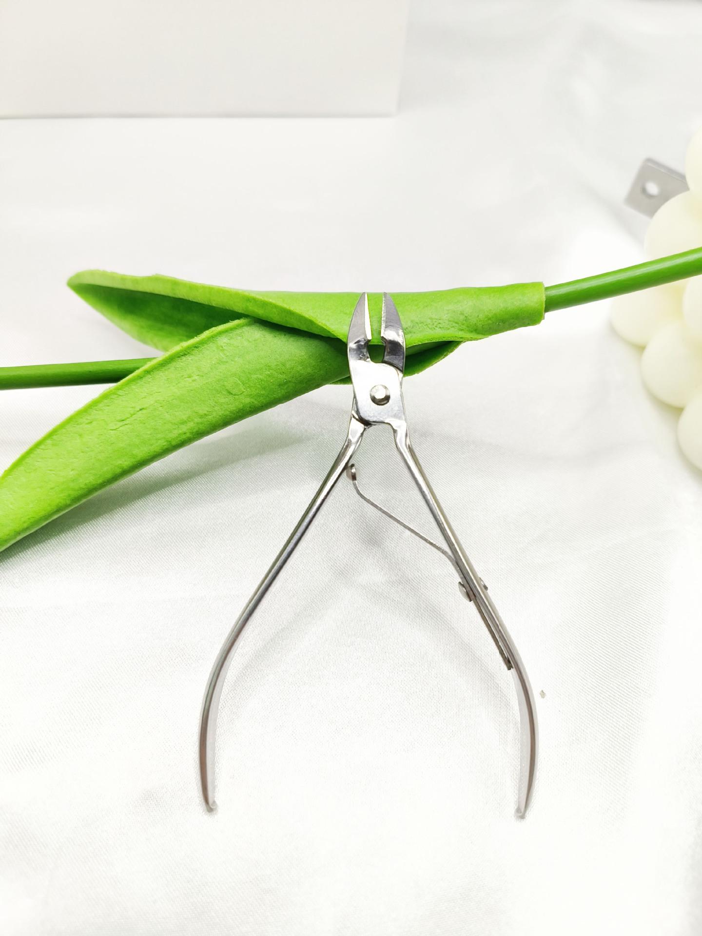 Инструменты для педикюра с канавками для ногтей: Щипцы для удаления омертвевшей кожи, ножницы для ногтей на ногах, педикюрный нож, плоскогубцы «Ястребиный клюв», острогубцы.
Инструменты для педикюра с канавками для ногтей: Щипцы для удаления омертвевшей кожи, ножницы для ногтей на ногах, педикюрный нож, плоскогубцы «Ястребиный клюв», острогубцы.