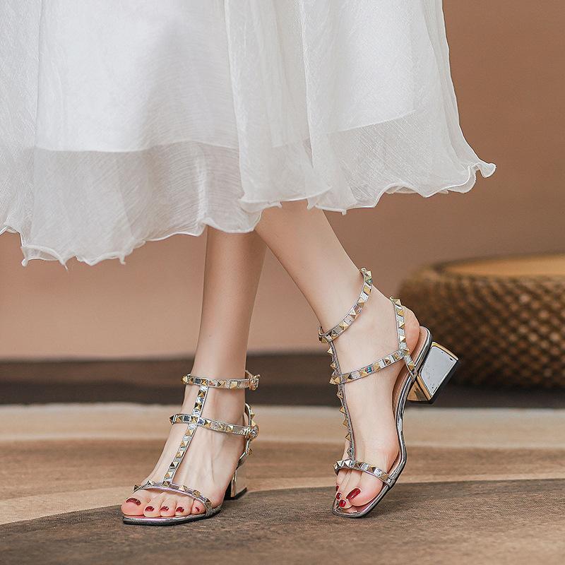 This new thick heel shoes rivet word with versatile medium and high heel fashion sandals women 40 срібний
This new thick heel shoes rivet word with versatile medium and high heel fashion sandals women 40 срібний