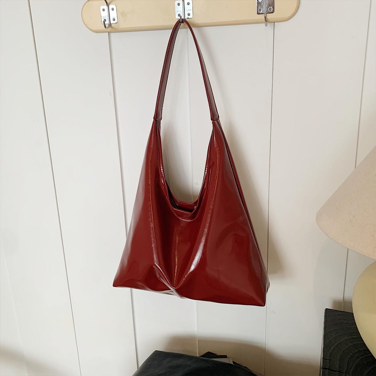 Minimalist Shoulder Tote Bag For Women Soft Pu Large Capacity And Magnetic Handbag Ideal For Daily Use Commut Premium
Minimalist Shoulder Tote Bag For Women Soft Pu Large Capacity And Magnetic Handbag Ideal For Daily Use Commut Premium