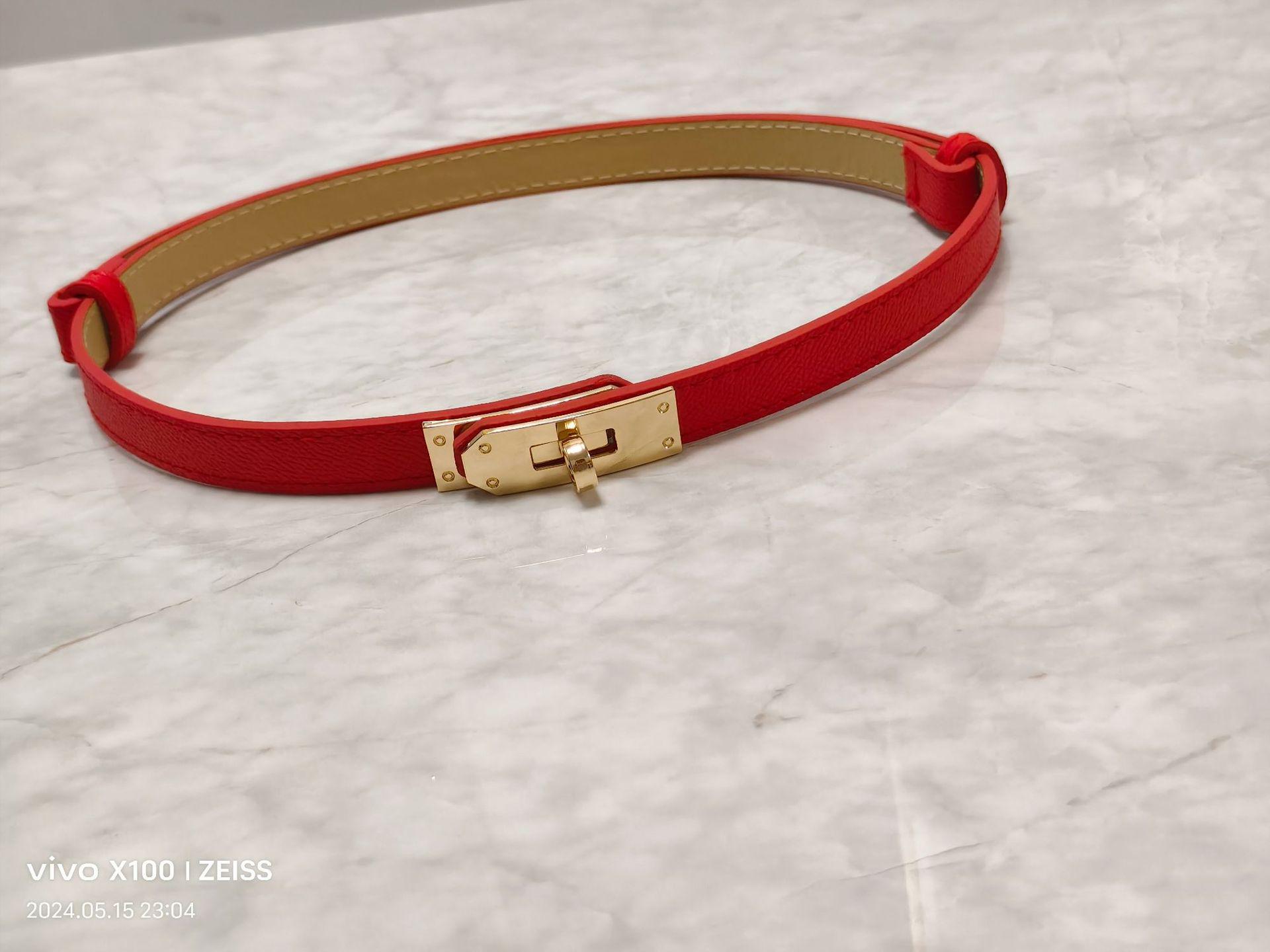 Двусторонний регулируемый эластичный тонкий ремень с пряжкой - универсальный аксессуар для летнего платья для женщин
Двусторонний регулируемый эластичный тонкий ремень с пряжкой - универсальный аксессуар для летнего платья для женщин