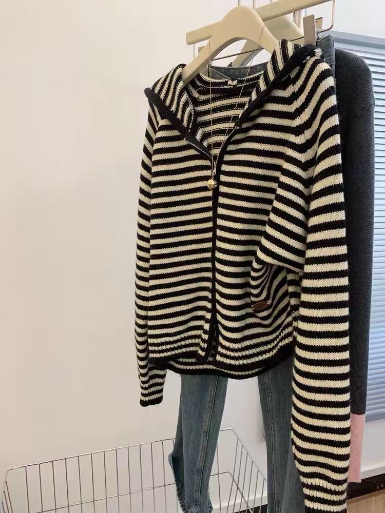 Черно-белый полосатый вязаный кардиган с капюшоном на молнии, женский топ, свободный ленивый стиль, высокое чувство L
Черно-белый полосатый вязаный кардиган с капюшоном на молнии, женский топ, свободный ленивый стиль, высокое чувство L