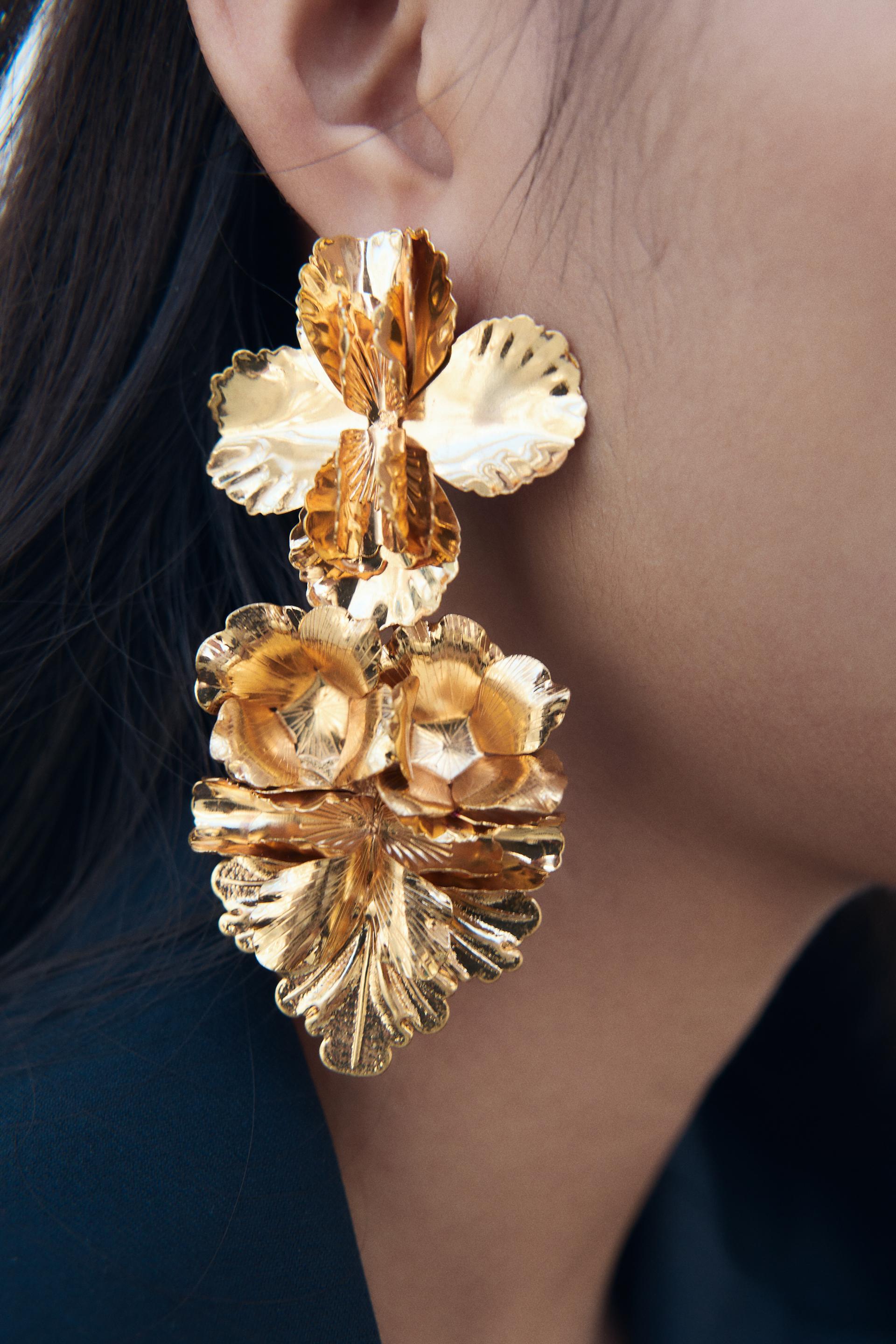 METAL FLOWER EARRINGS
METAL FLOWER EARRINGS