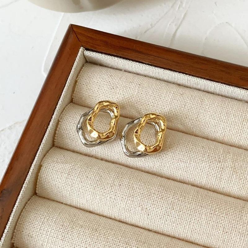 Niche exquisite high-end sense two wearing stud earrings women s new popular unique earrings temperament light luxury simple earrings
Niche exquisite high-end sense two wearing stud earrings women s new popular unique earrings temperament light luxury simple earrings