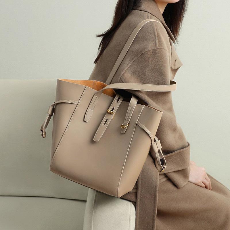 Новая женская сумка-тоут из коровьей кожи большой вместимости, универсальная модная наплечная сумка для поездок на работу, женская трендовая сумка-ведро хаки
Новая женская сумка-тоут из коровьей кожи большой вместимости, универсальная модная наплечная сумка для поездок на работу, женская трендовая сумка-ведро хаки