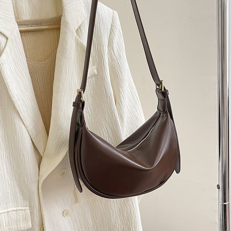 Soft leather pleated crescent armpit bag women s shoulder messenger bag кавовий
Soft leather pleated crescent armpit bag women s shoulder messenger bag кавовий