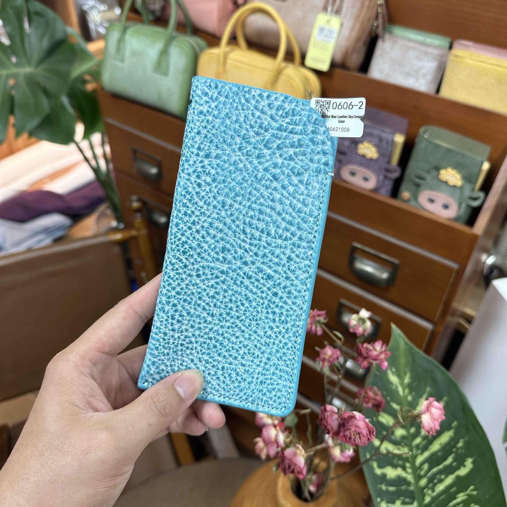 Mist Wax Leather Glasses Bag: Top Layer Cowhide, Oiled Edge, Hanging Neck Storage, Handmade Creative Glasses Case.
Mist Wax Leather Glasses Bag: Top Layer Cowhide, Oiled Edge, Hanging Neck Storage, Handmade Creative Glasses Case.