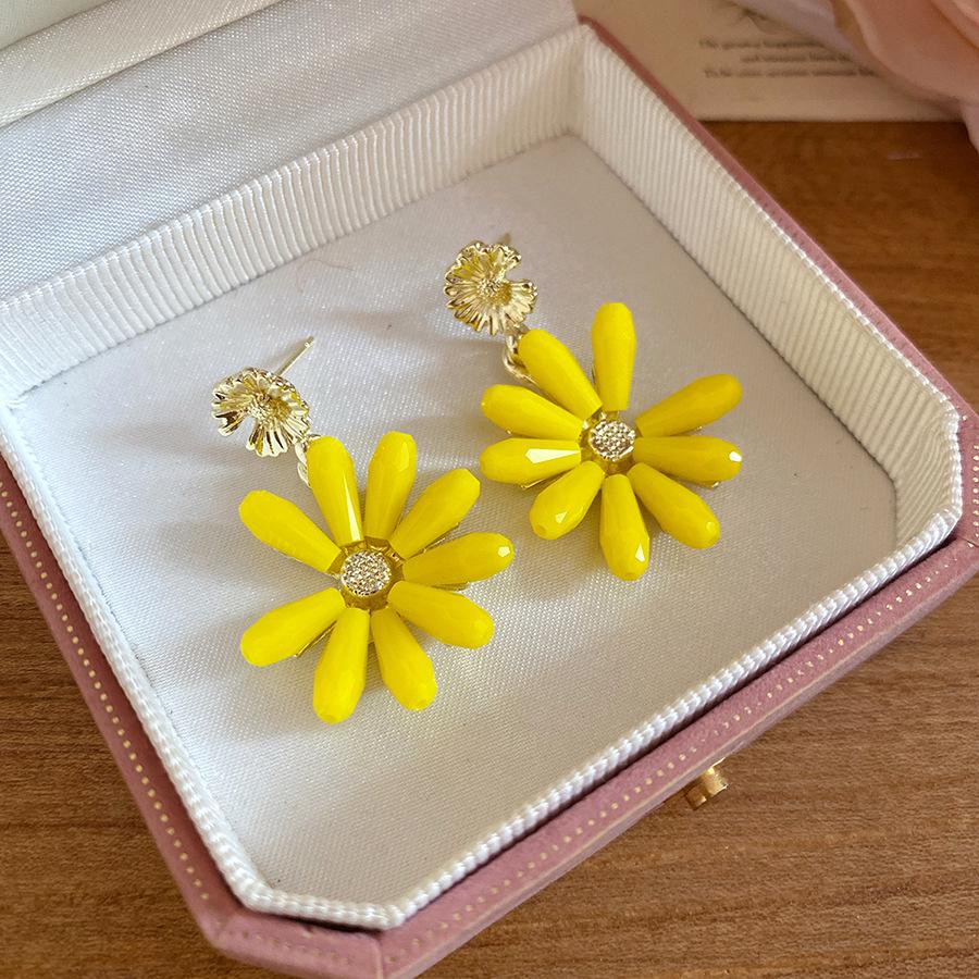 Holiday wind silver needle glass flower pendant earrings new dopamine stud earrings niche high-end earrings women
Holiday wind silver needle glass flower pendant earrings new dopamine stud earrings niche high-end earrings women