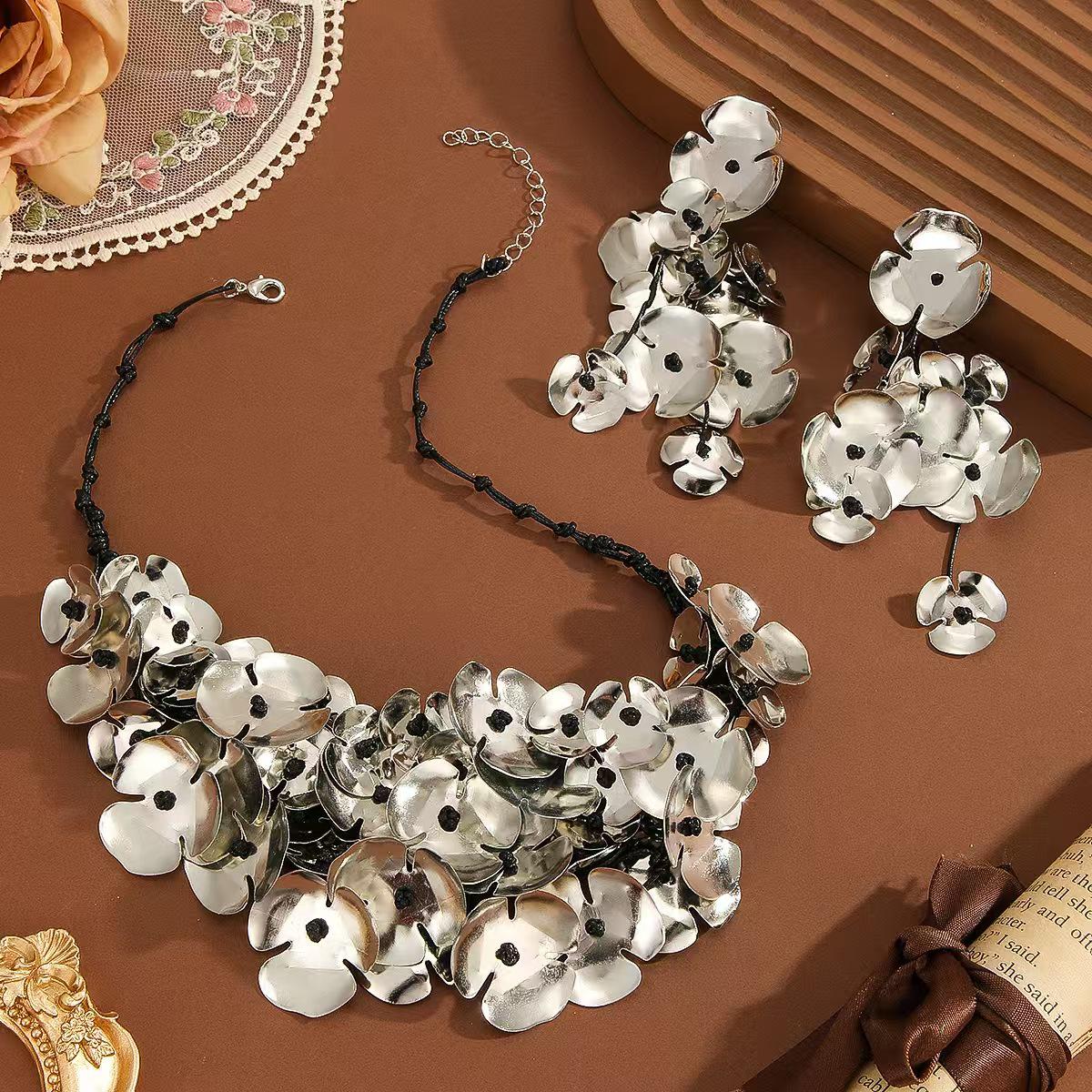 ZA Luxury Waterfall Flower Cord Necklace: Handmade Woven Multi-layer Metal Floral Clavicle Chain золотой
ZA Luxury Waterfall Flower Cord Necklace: Handmade Woven Multi-layer Metal Floral Clavicle Chain золотой