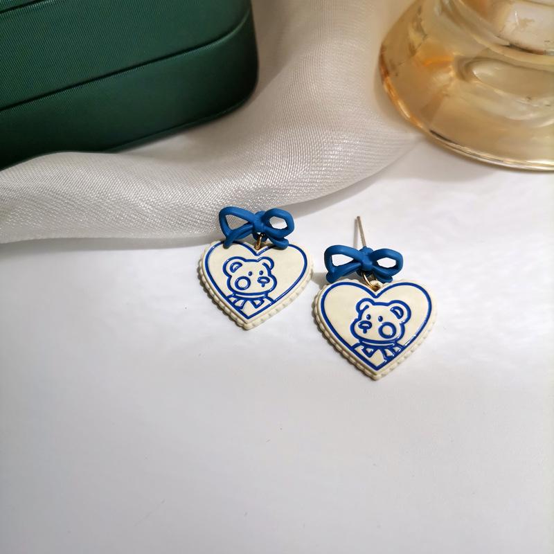 Синие серьги-пусеты с мишкой и бантом: Трендовые клипсы 2024 года с иглой из серебра S925
Синие серьги-пусеты с мишкой и бантом: Трендовые клипсы 2024 года с иглой из серебра S925